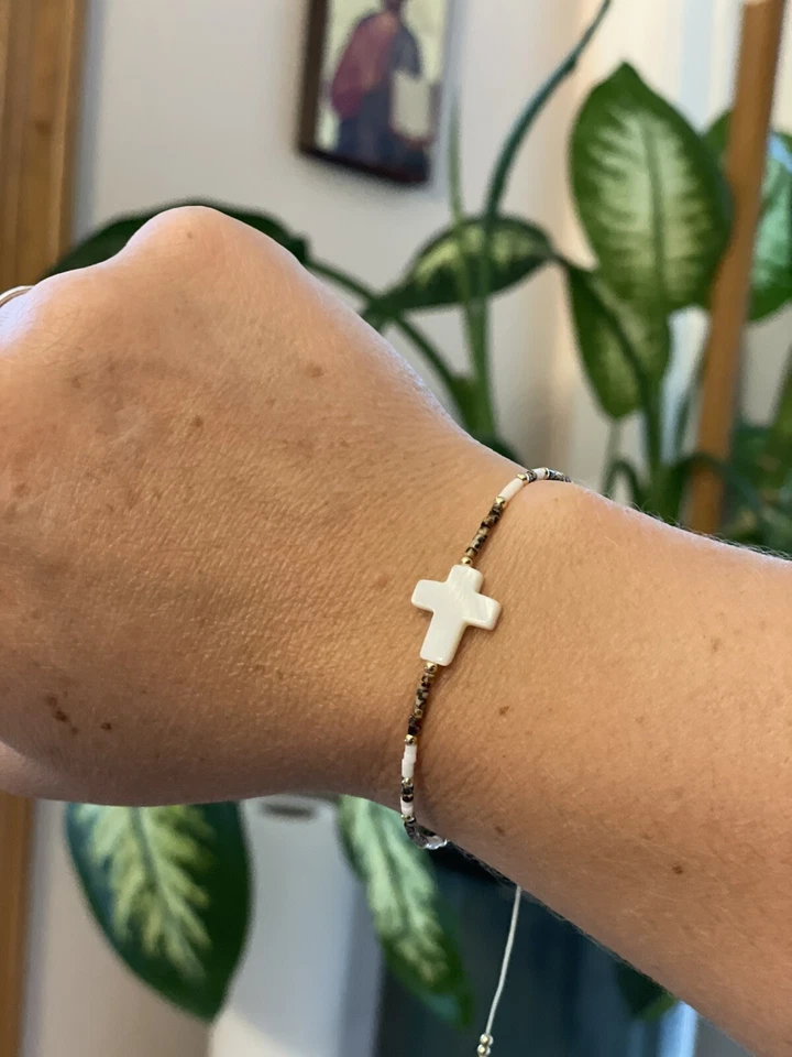 Pulsera Cristiana Ajustable Madreperla Cruz Cuentas - Blanco/Marrón/Dorado Foto 3 de 4