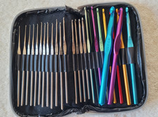 26 Preowned Metal Crochet Hooks Multi Colors with case Sizes D-L  N  00-14