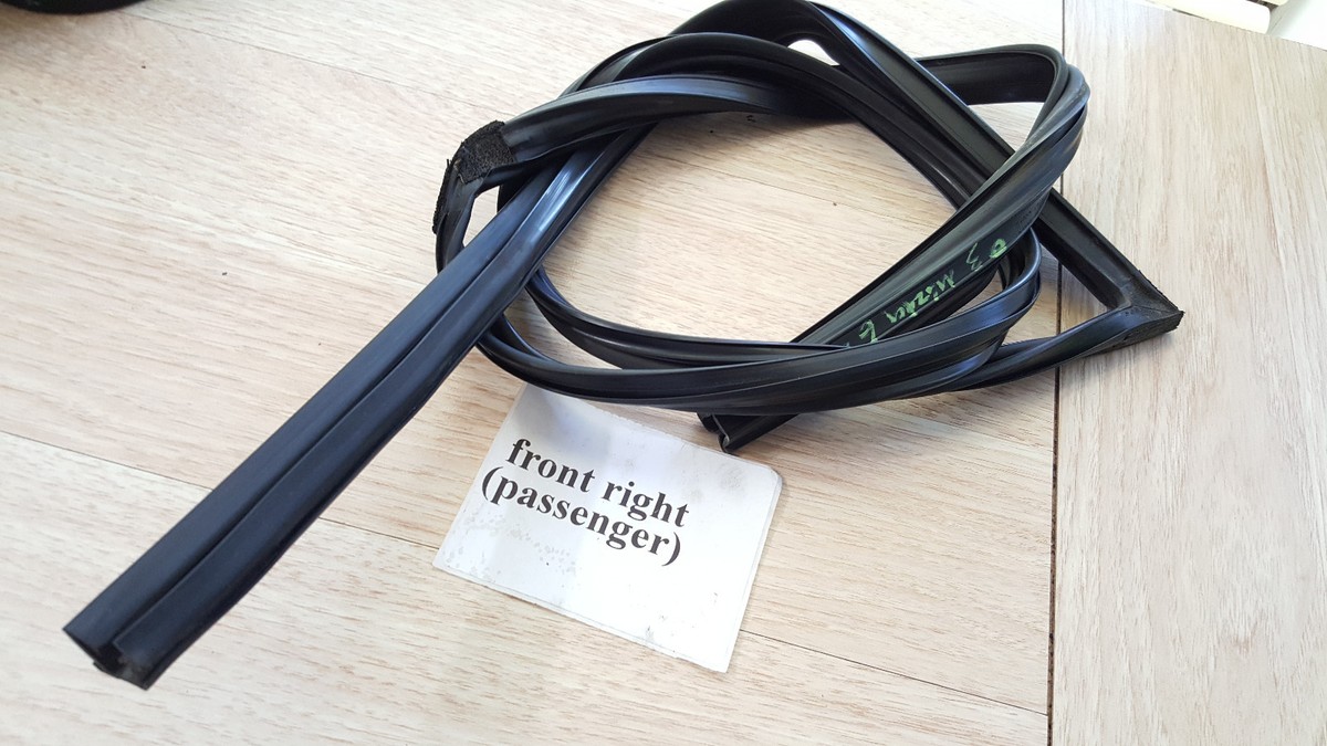 04-09 mazda mazda3 run channel FRONT RIGHT glass BP4K-58-605B