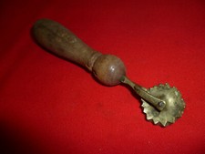 Antica rotella taglia pasta in OTTONE e manico di legno