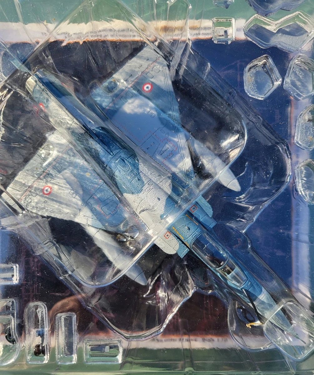 Avion type Altaya MIRAGE 2000 - 5 1/72 Avion METAL AVEC SOCLE