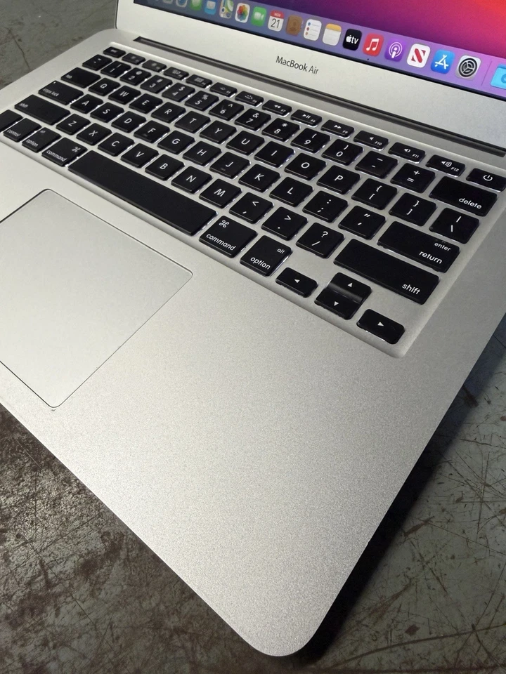 Apple MacBook Air 6,2 - A1466 13" - Core i5-4260U 1.40GHz 4GB RAM 256GB SSD - Image 3 of 4