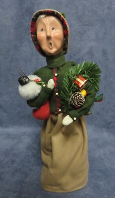 2006 BYERS CHOICE VICTORIAN GRANDMOTHER SHOPPER W/ GIFTS, A WREATH & A STOCKING