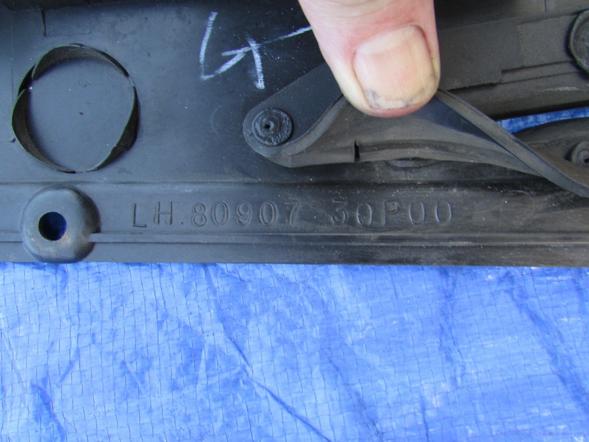 90-1996 Nissan 300zx 10s 2+0 left outer door finisher window guide