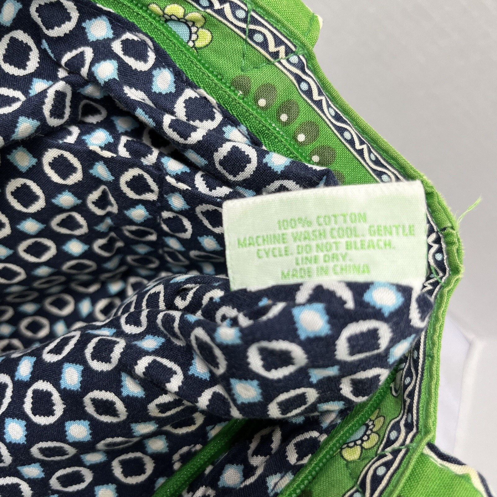 Vera Bradley Zip Tote Curvy Bucket Bag Cupcakes green… Gem