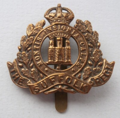 Sehr schönes originales Mützenabzeichen 1. Weltkrieg The Suffolk Regiment ALL MESSING Wirtschaftsausgabe