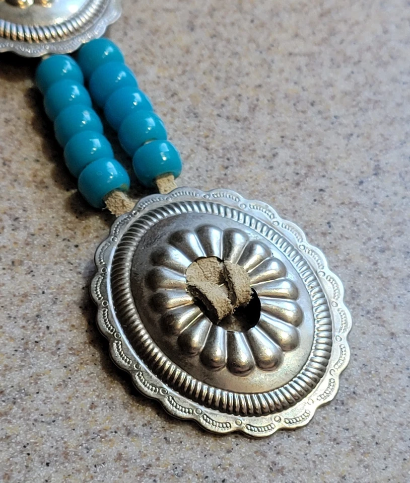 Cinturón envolvente de cuero de gamuza occidental ajustado con 3 conchos colgantes de cuentas Foto 4 de 4