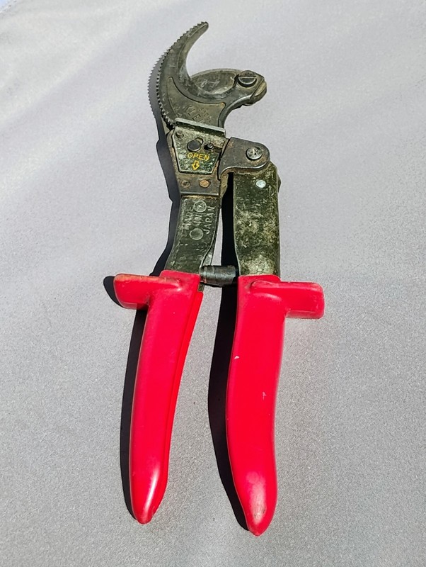 KLEIN ratcheting cable cutter 63060