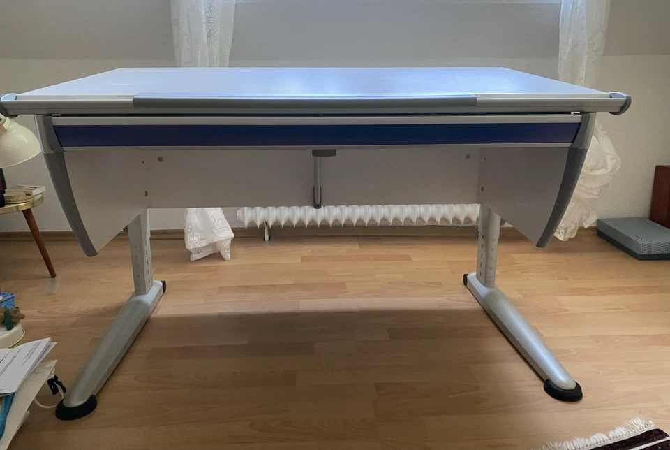 Schreibtisch von der Marke Moll. 