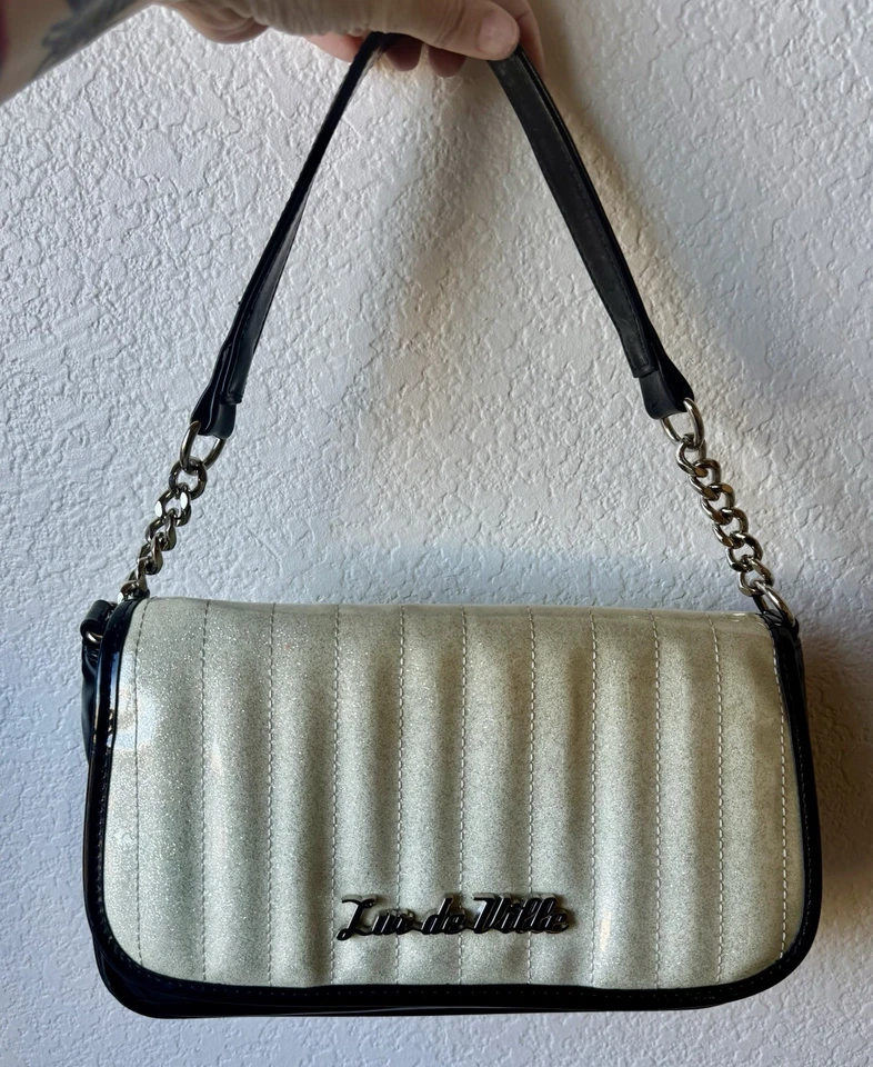 Bolso de hombro Lux de Ville para mujer de charol blanco y negro brillante Foto 2 de 4