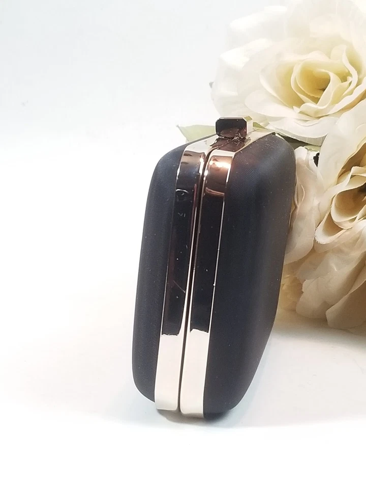 Черный атласный вечерний клатч HUGO BOSS в хромированном корпусе - Изображение 4 из 4