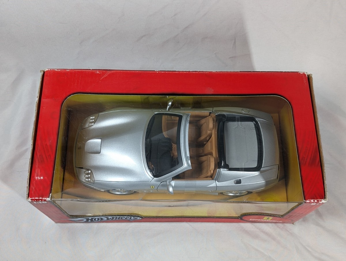 Une Ferrari 575 Superamerica avec 2800 km au compteur à vendre