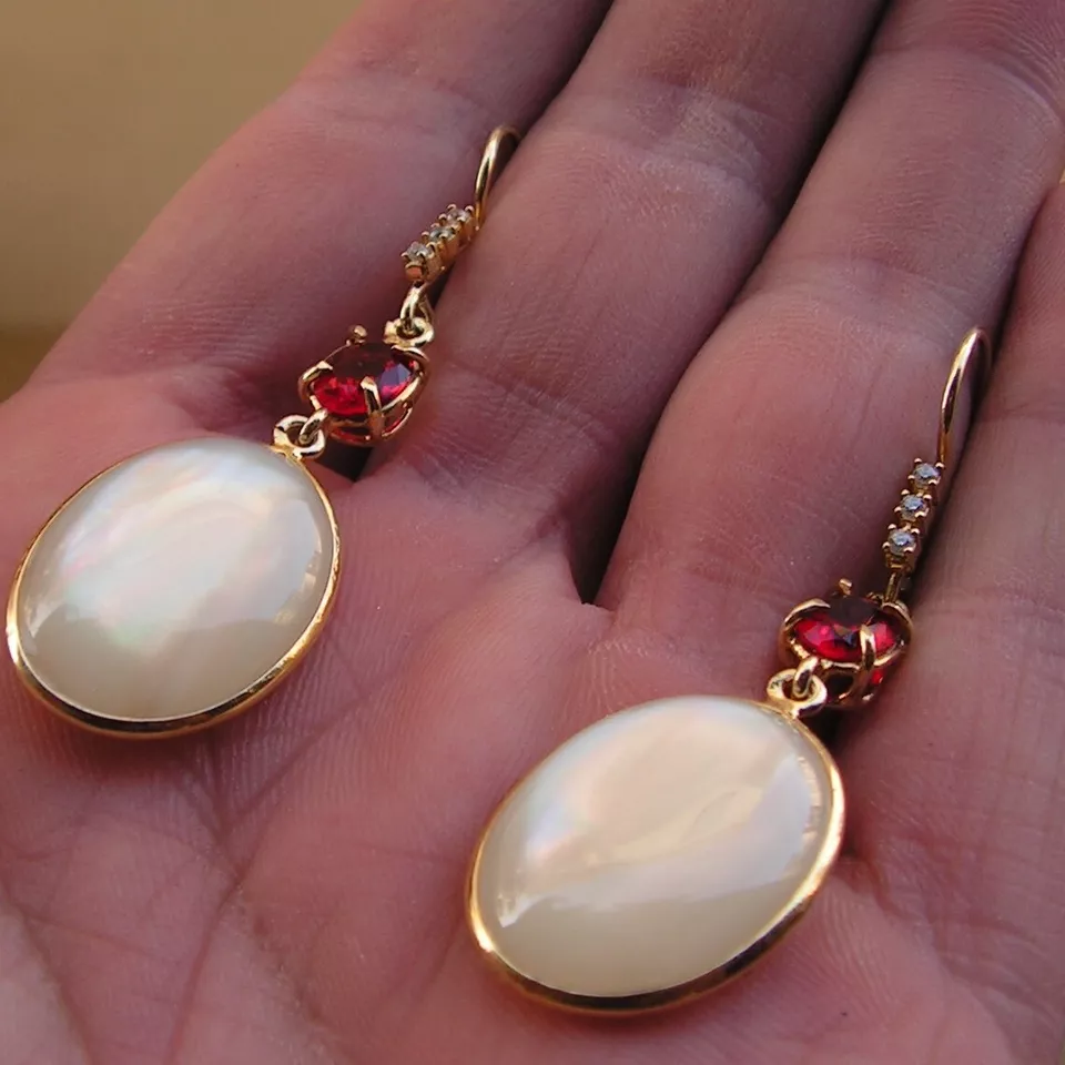 Pendientes artesanales en piedras preciosas de turmalina roja y colgante de nácar Foto 4 de 4