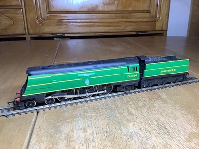 Hornby R374 SR 4-6-2 Battle of Britain Class Lok 21C166 Spitfire