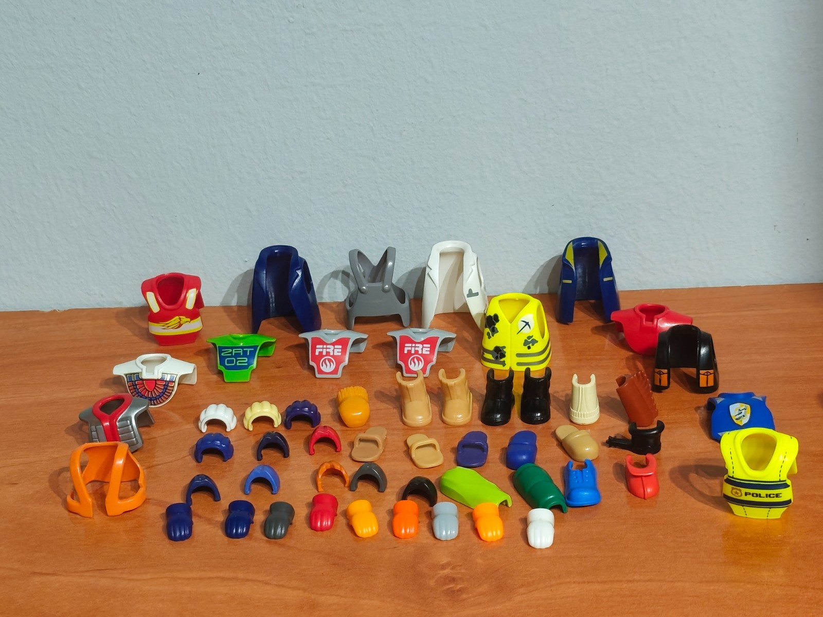 PLAYMOBIL LOTE GUANTES SANDALIAS ZAPATILLAS HOMBRERAS BOTAS PETOS CHALECOS