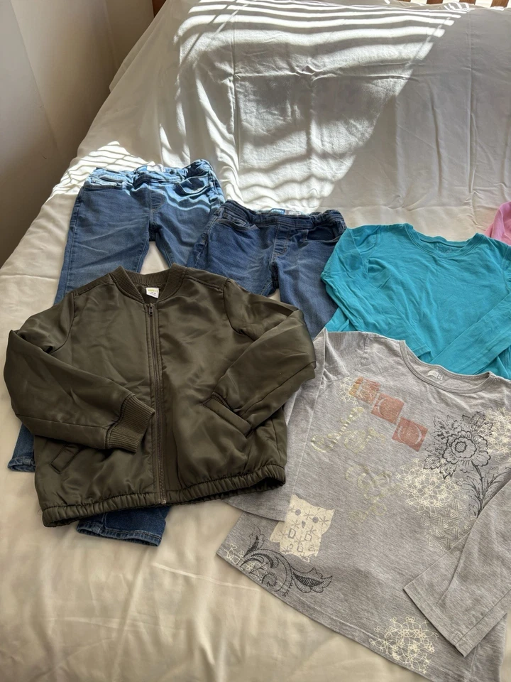 Pantalones de mezclilla, chaqueta, camisas manga larga para niñas talla 10/12 9 piezas Foto 2 de 4