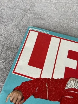 その他 LIFE September 1984 Michael Jackson Michael Jackson looking at himself on the cover of Life