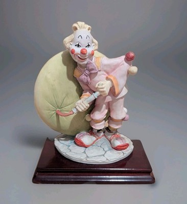 Vintage Clown pumpt Ballon Figur auf Mahagoni Holzsockel