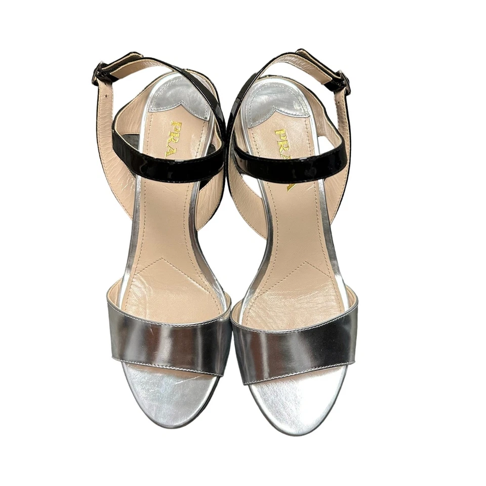 Sandália anabela Prada prata metálica preta couro envernizado tamanho 39 / EUA 9 - Imagem 2 de 4