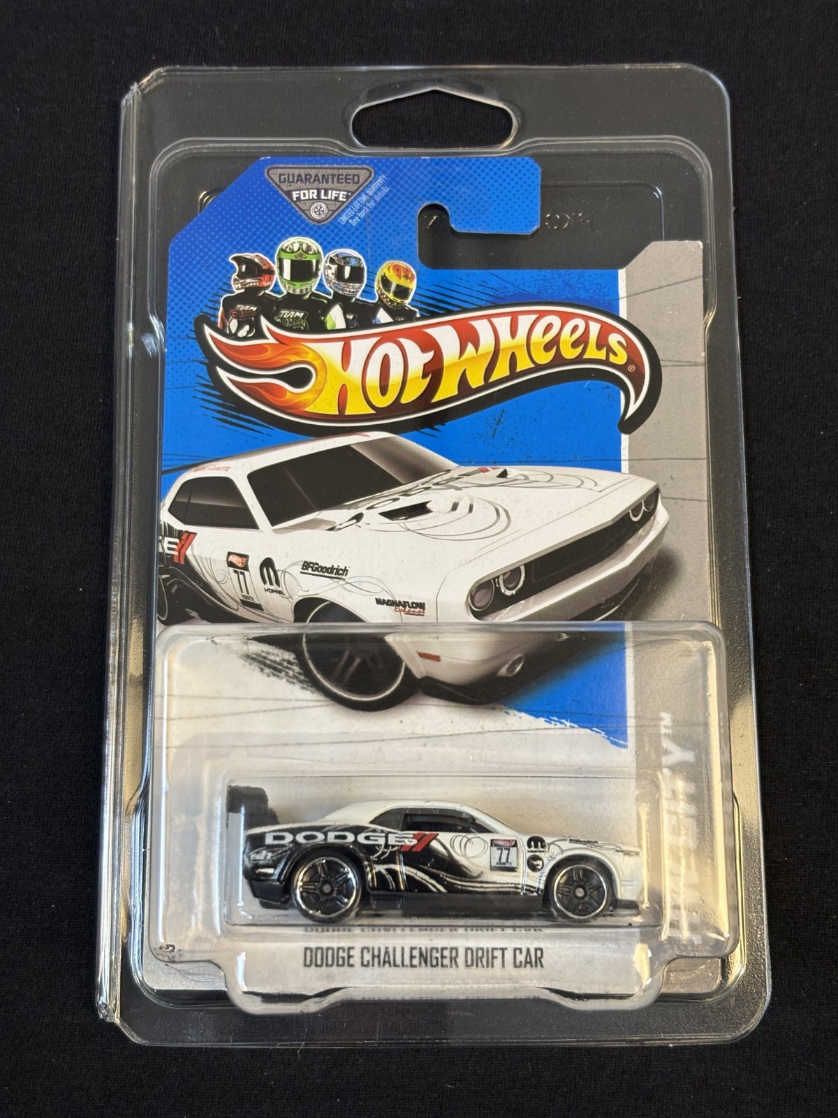2013 HOT WHEELS TREASURE HUNT CAR DODGE CHALLENGER DRIFT CAR 27/250 W/ PROTECTOR