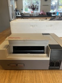 Nintendo NES Entertainment System Deluxe Set PAL Grey RF w/ R.O.B., Zapper, Box