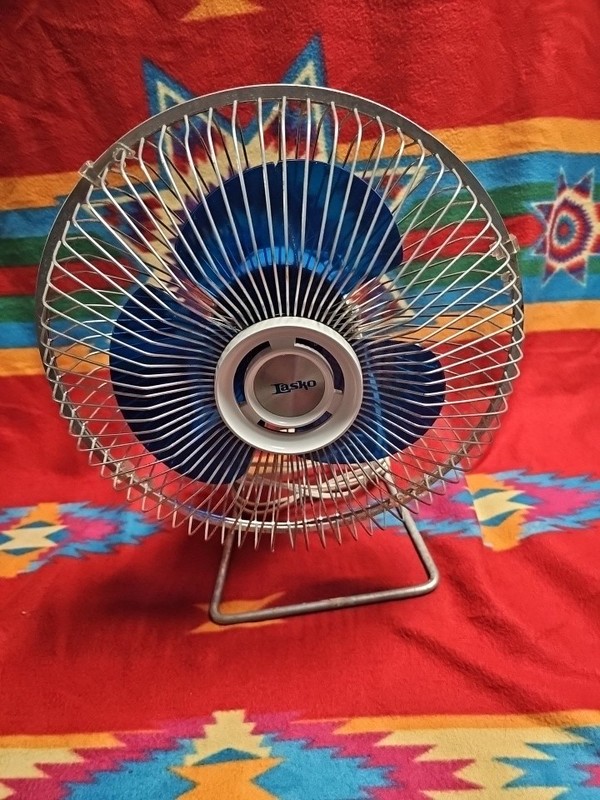 Vintage Lasko Desk Fan One Speed Blue Blades Works NICE metal stand 12"
