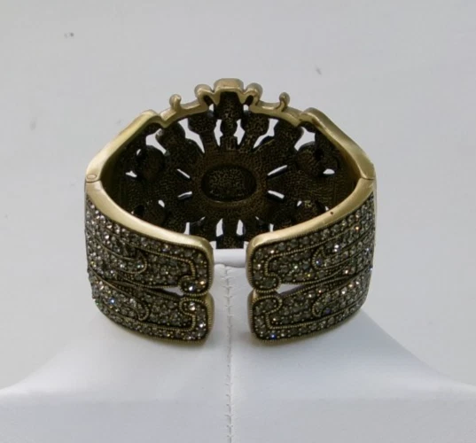 Bracelete de punho largo articulado Heidi Daus cristais Swarovski e pedras pretas - Imagem 3 de 4