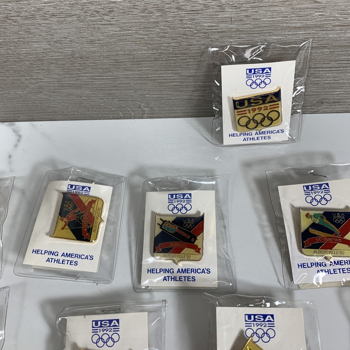 Pin's ALBERTVILLE 92 Jeux olympiques d'hiver La Poste NEUF