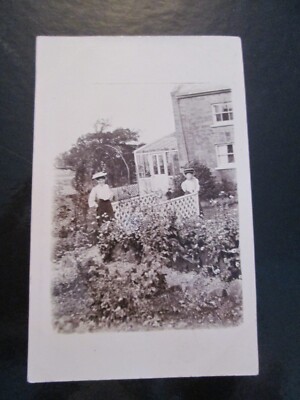Postkarte Zwei Frauen im Garten (unbekanntes Datum oder Ort) unbesendet