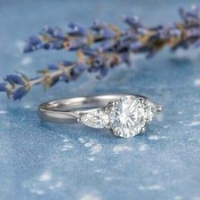 Splendido anello tre pietre con diamante simulato taglio tondo placcato oro bianco 14 kt