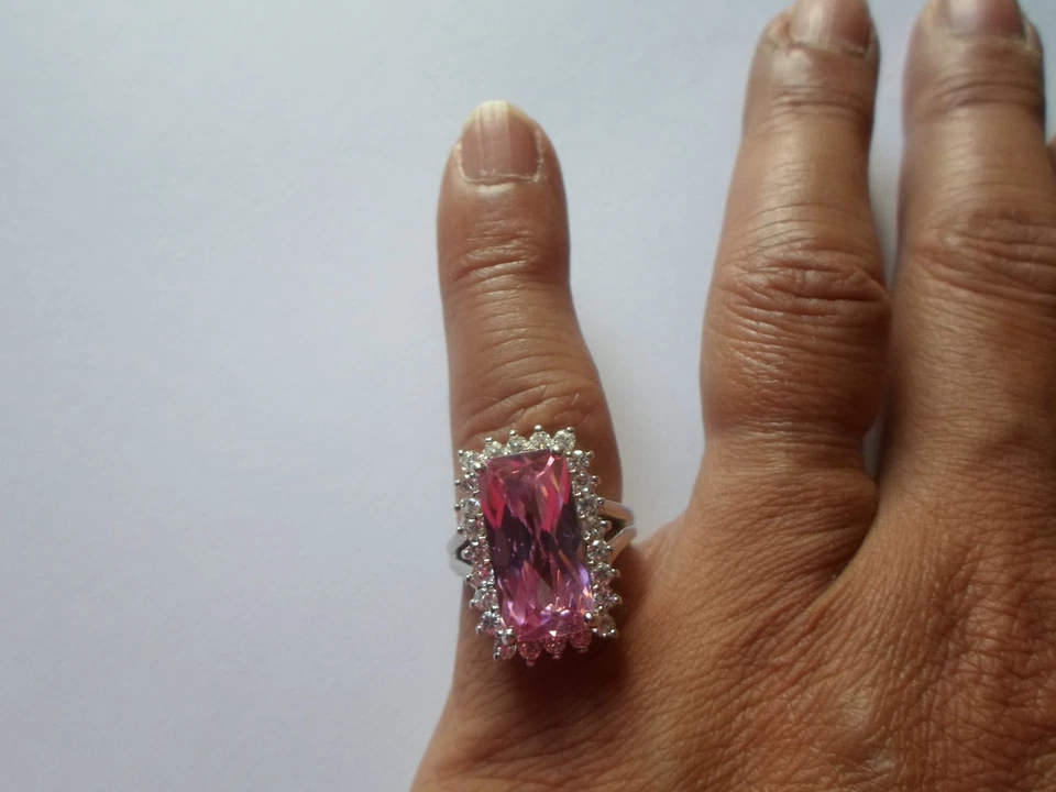 bague en argent massif, rectangle de zirconium rose facetté, zirconiums blancs - Photo 3/4