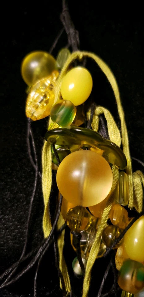 Collar Boho Teresa Goodall Lucite & Flecos De Colección en Tonos De Amarillo Ajustable Foto 4 de 4