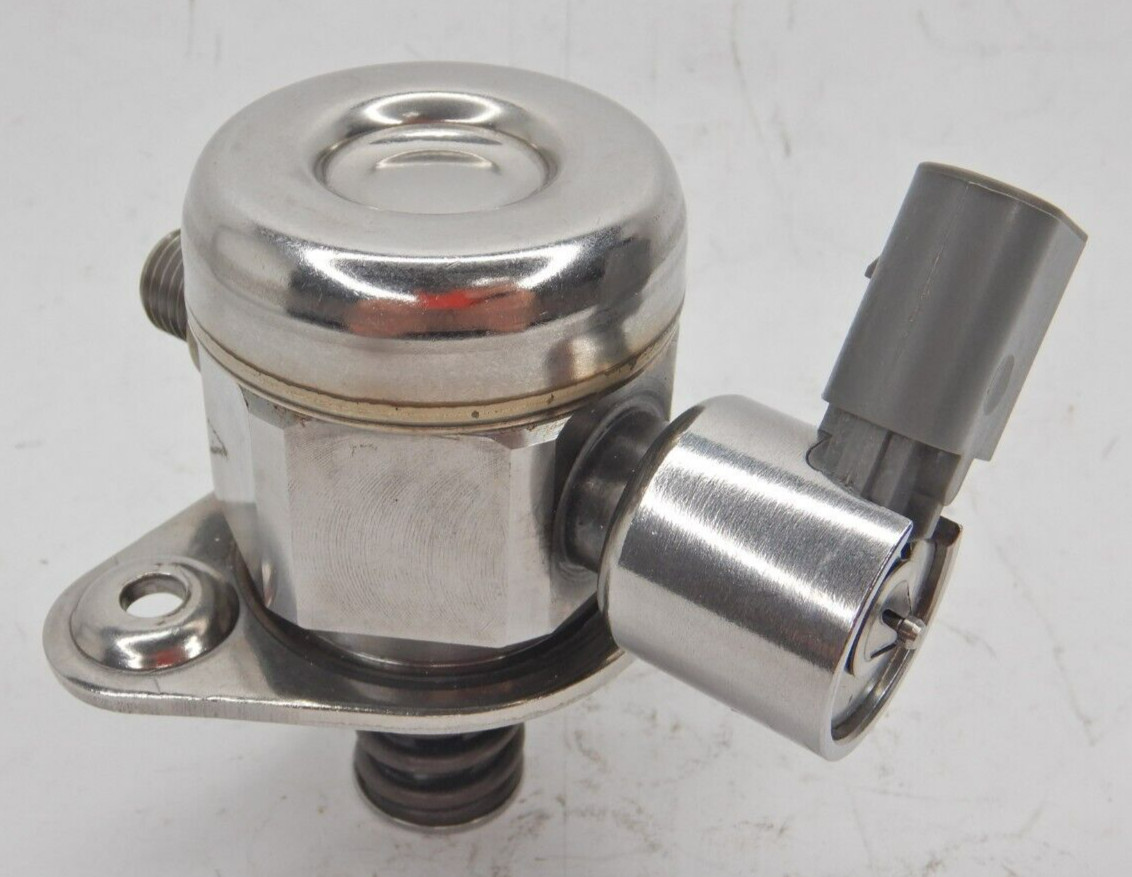High Pressure Fuel Pump For 10-14 BMW 760Li 6.0L Rolls Royce 6.6L 13517574440