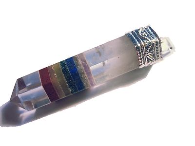Bergkristall Anhänger mit mittigen gebundenen 7 Chakra Steinen
