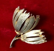 VINTAGE GOLD TONE  PIN BROOCH LOOKS LIKE 2 WHISK BROOMS ATTACHED 2"X2"
