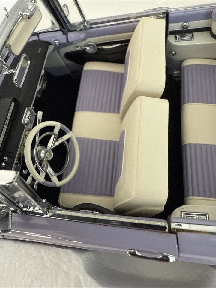 Danbury Mint 1956 Lincoln Premiere Convertible Limited Edition 1/24 Wisteria - Image 3 of 4