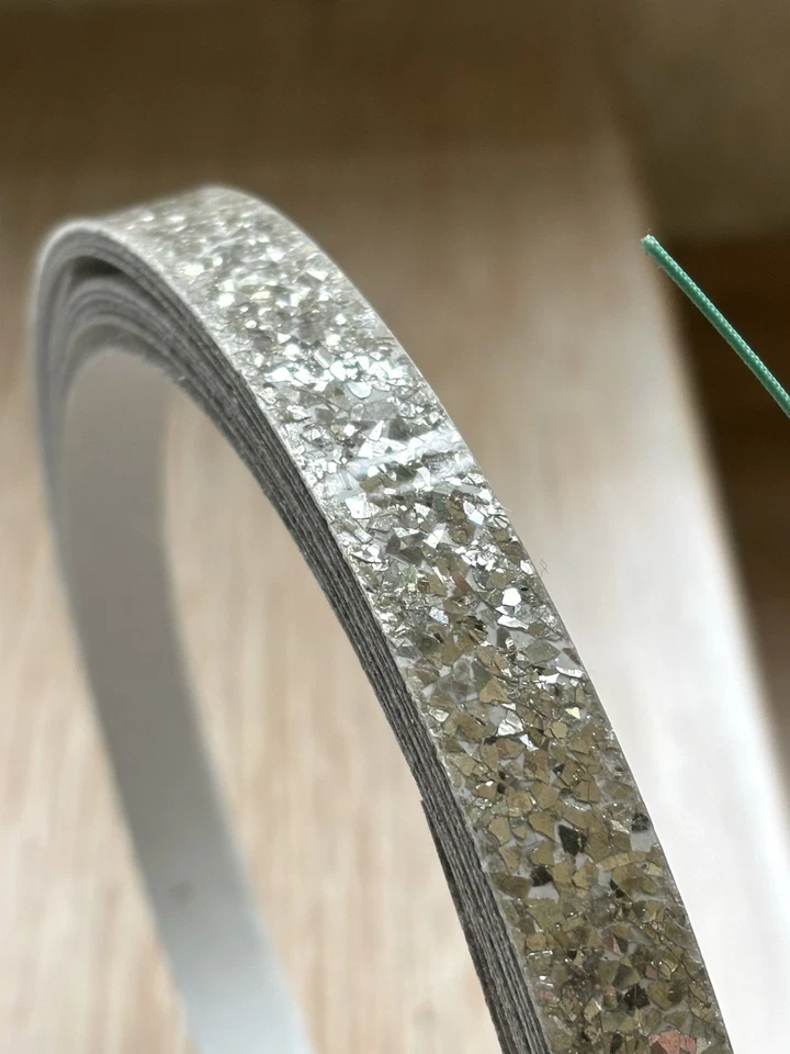 Tiras con incrustaciones de aro de bajo perla brillante de vidrio plateado nuevas Delmar Foto 4 de 4