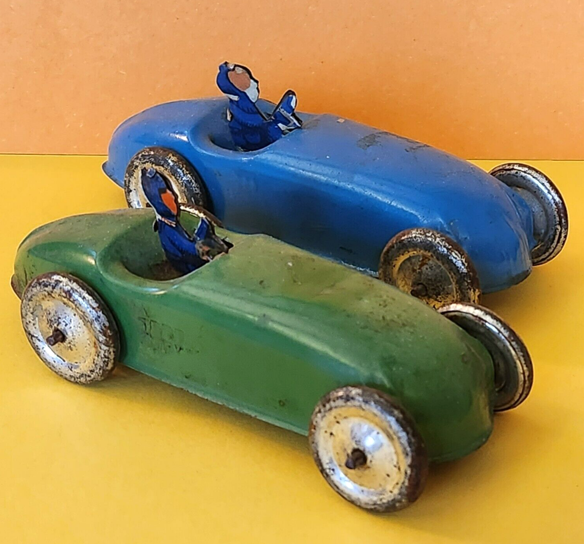 ANCIENNE VOITURE EN TOLE COURSE ROADSTER 1960 A PILE PERSONNAGE M908 Imgx1200 3654 ANCIENNE VOITURE EN TOLE COURSE ROADSTER 1960 A PILE PERSONNAGE M908 Imgx1200 3654
