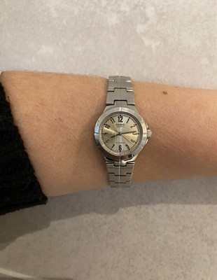 Casio Damenuhr Quarz Stahl Zifferblatt Champagner Water Resist zum Überholen