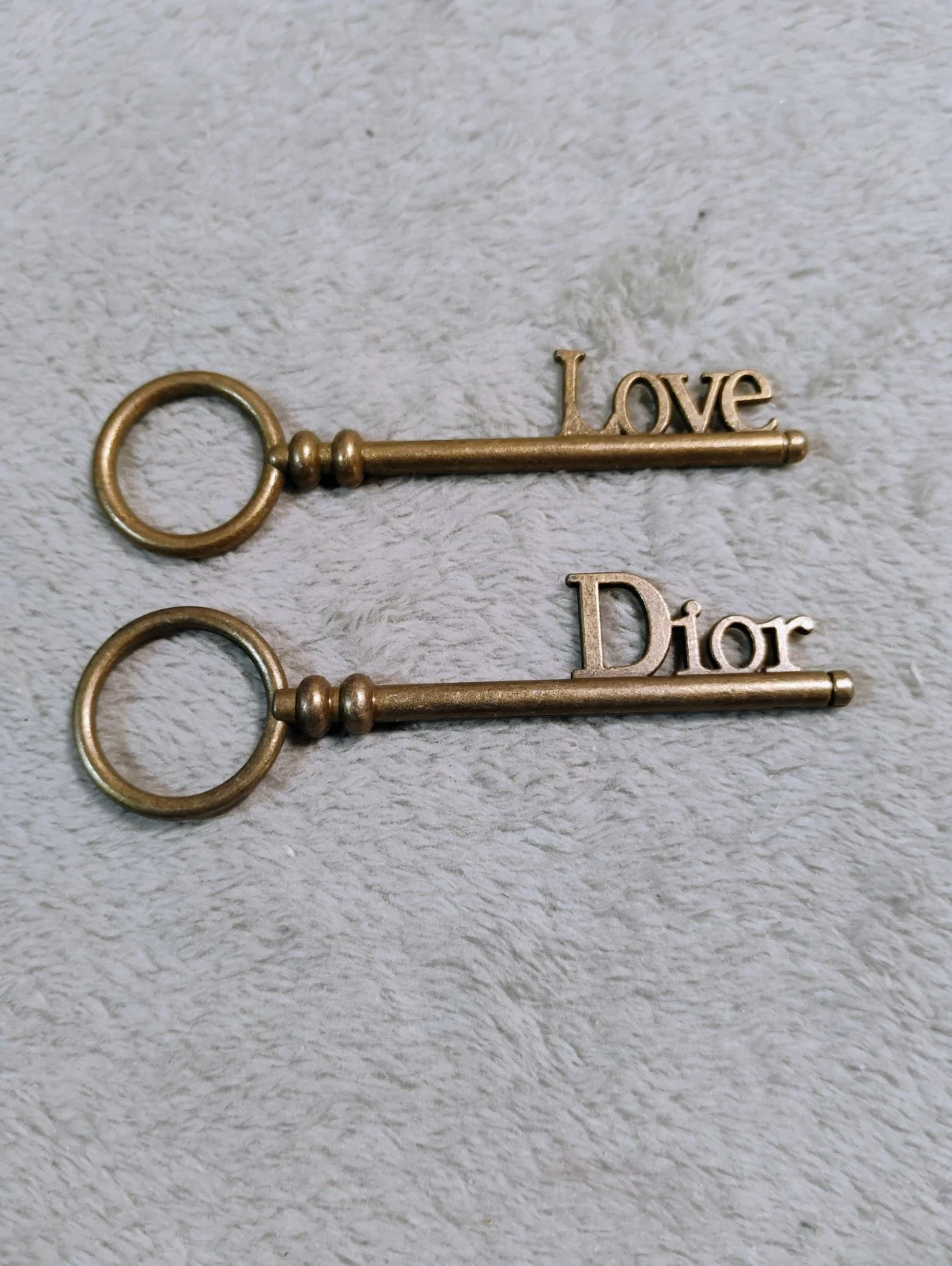 Ancien pendentif Christian Dior sac breloque porte clé logo et pendentif amour 