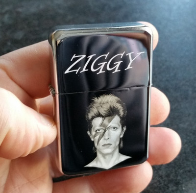 David Bowie Ziggy Stardust Kunst Feuerzeug mit Gravur und Geschenkbox - KOSTENLOSE GRAVUR