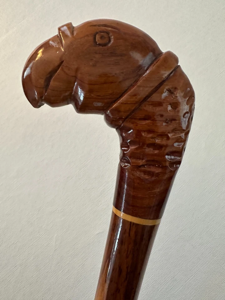 Bastón de madera marrón tallado a mano de 37" Foto 3 de 4