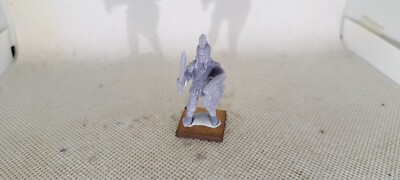 28mm ME: Wood Elf Swordsmen w/ Shield - Type 18