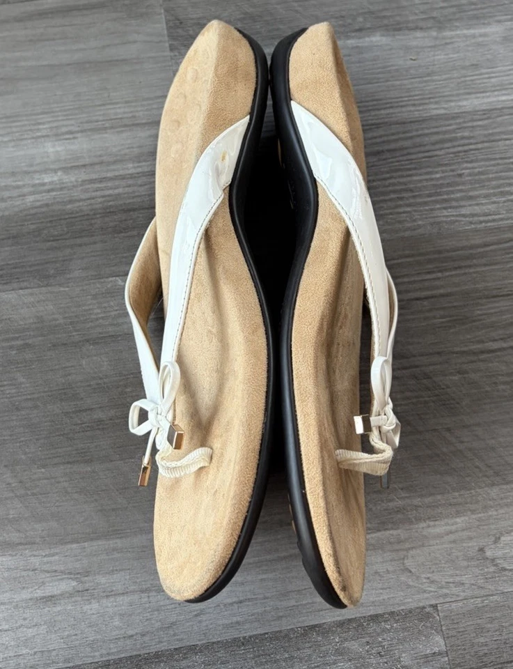 Sandalias Vionic Bella II puntera blancas talla 9,5 Foto 3 de 4