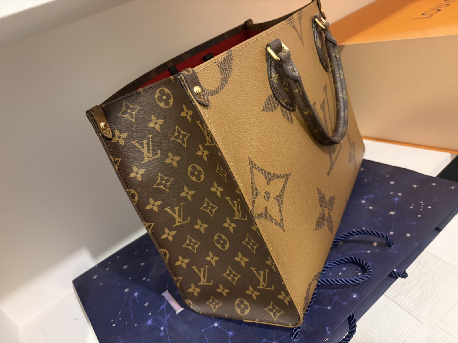 Louis Vuitton OnTheGo Tote MM Gray Leather image 5