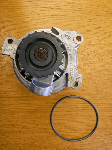 Volkswagen TRANSPORTER 2004 2.5 Diesel Water Pump 076121008 - Picture 5 of 5