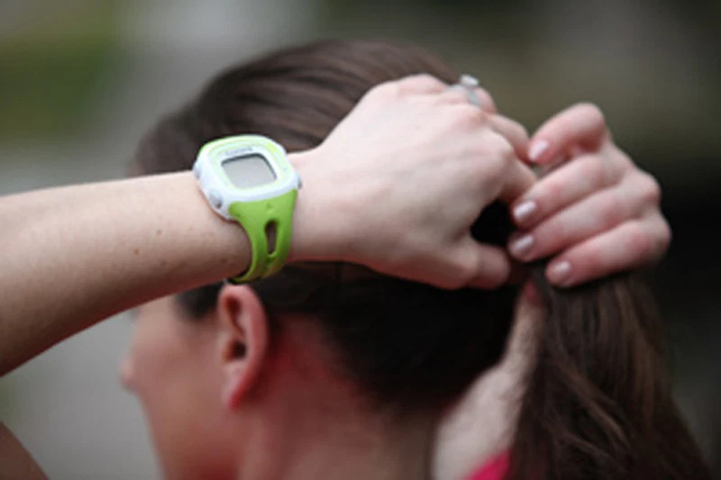 New Garmin Forerunner 10 GPS Sport Running Watch with Virtual Pacer-White/Green - Image 3 of 3