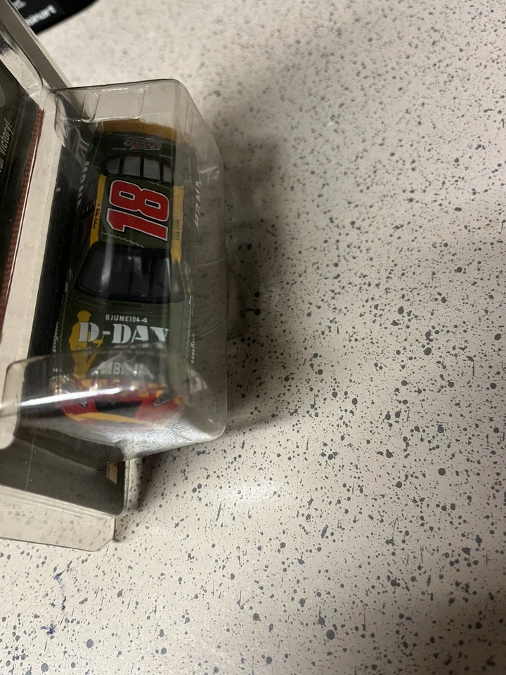 BOBBY LABONTE #18 DÍA D 60 ANIVERSARIO/MBNA 2004 1/64 NASCAR ACCIÓN DIECAST Foto 3 de 4