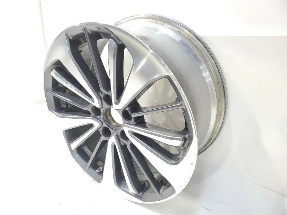 Llanta Acura RDX 2016 OEM 18x7,5 aleación 15 radios gris NH782M algunos rasguños Foto 2 de 4