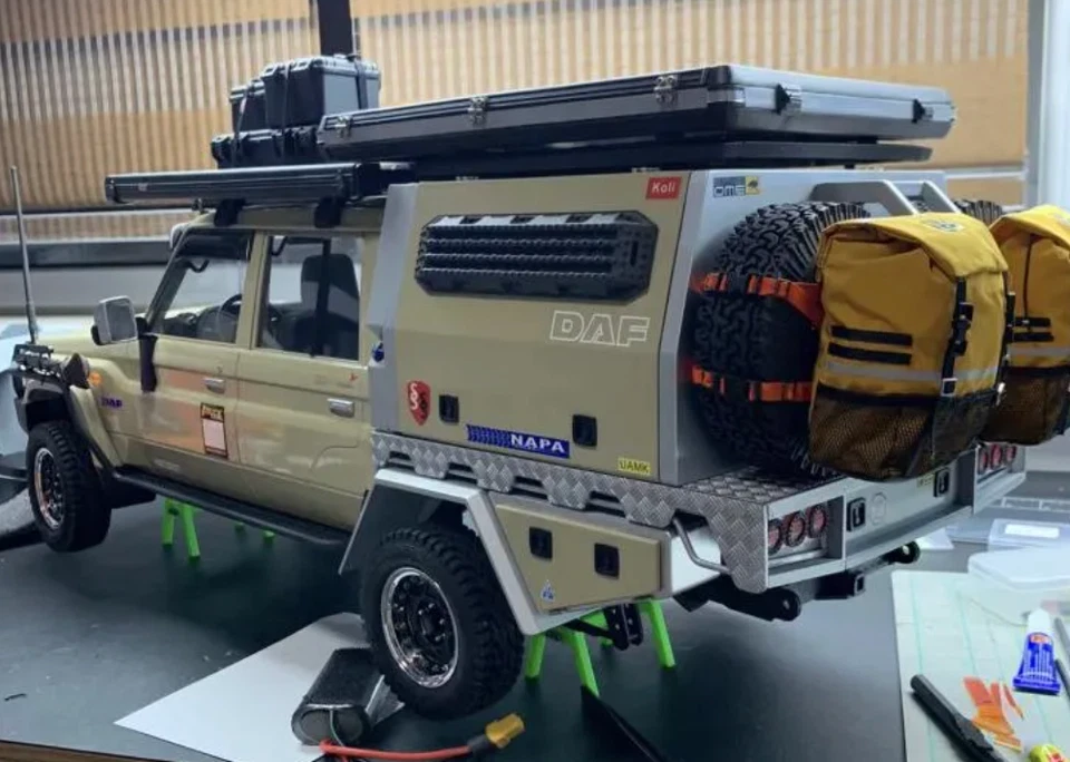 Toyota Land Cruiser LC79 RC Crawler – 1/10 Scale, Custom Build, LED Roof Bar - Image 4 of 4